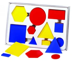 Boite 60 formes géométriques à plat épaisseur, taille et couleur. 4 attributs