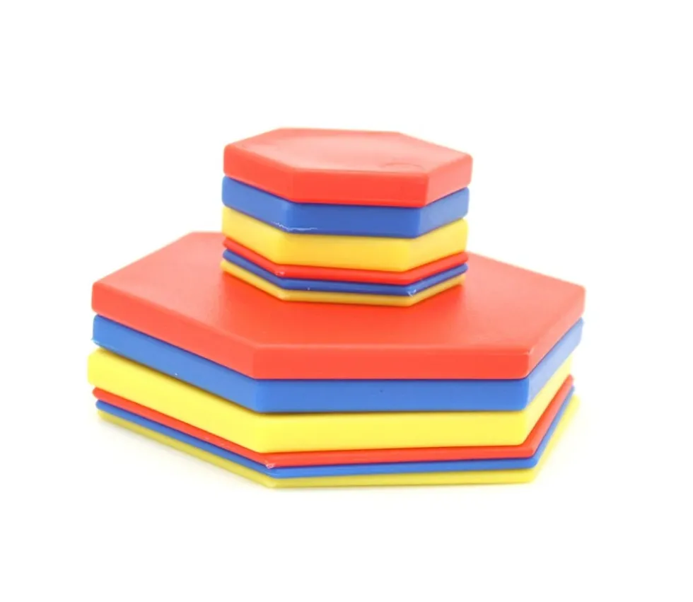 Boite 60 formes géométriques à plat épaisseur, taille et couleur. 4 attributs