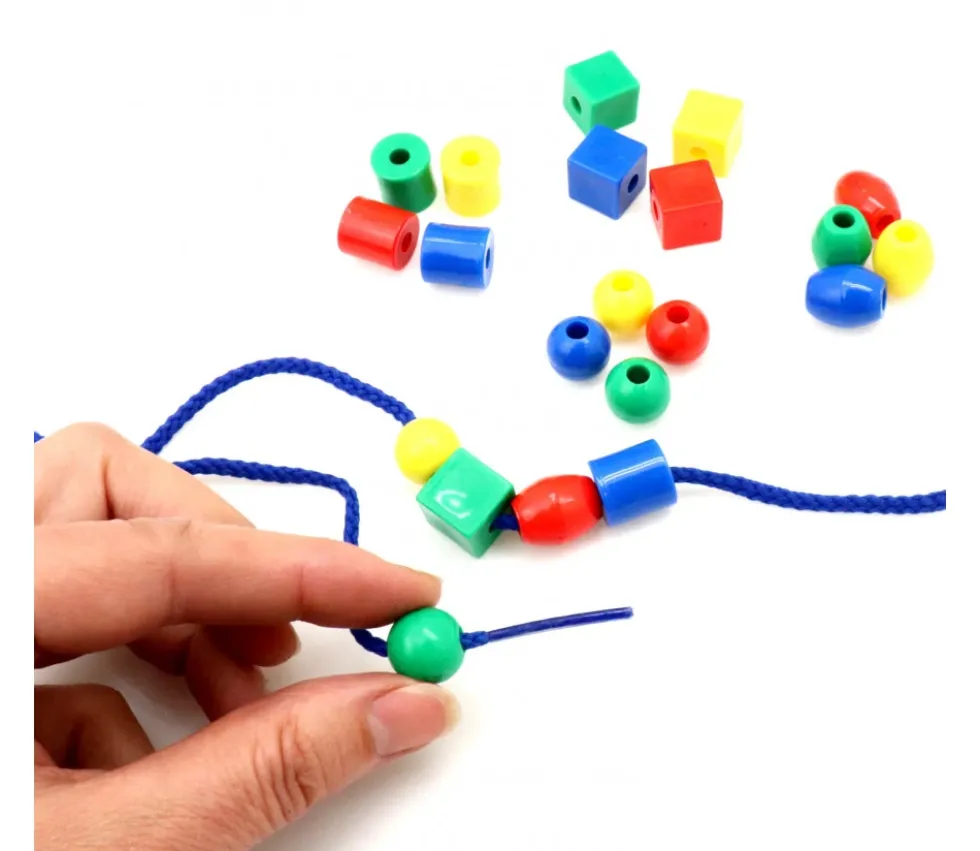 Boite 650 perles colorées avec 6 cordons - 1.3 cm