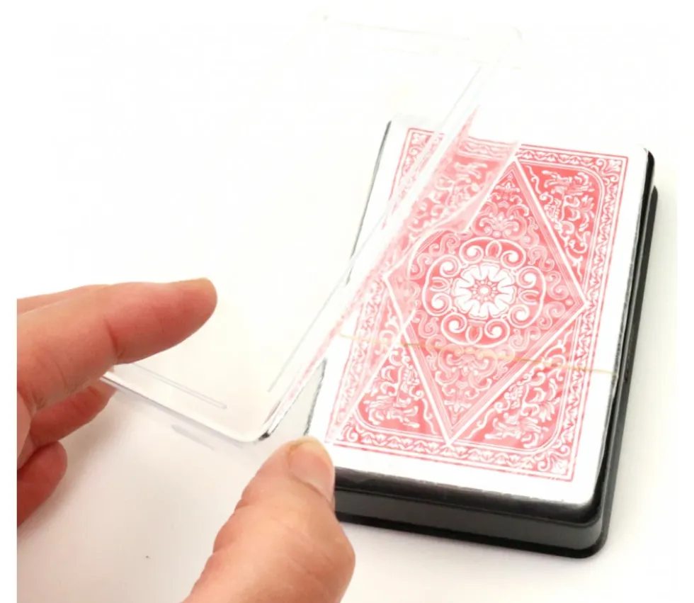 54 cartes internationales 100 % plastique Lonfield dans boite plastique