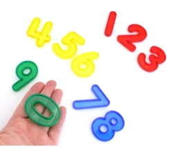 30 chiffres 0 à 9 hauteur 5 cm plastique translucide coloré