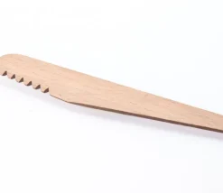 Couteau en bois cranté pour modelage / pâte à modeler