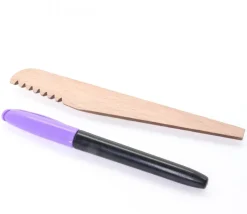 Couteau en bois cranté pour modelage / pâte à modeler