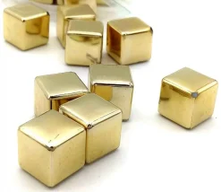 Cube doré en plastique 10 mm à l'unité