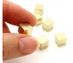 Cube métal doré 8 mm. 8 x 8 x 8 mm à l'unité