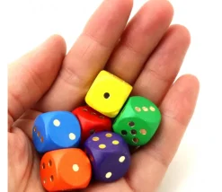 Dé bois jaune 16 mm points dorés de 1 à 6 pour jeu de société