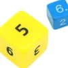 Dé chiffres 24 mm opaques cubes coins droits à l'unité (couleur au hasard)
