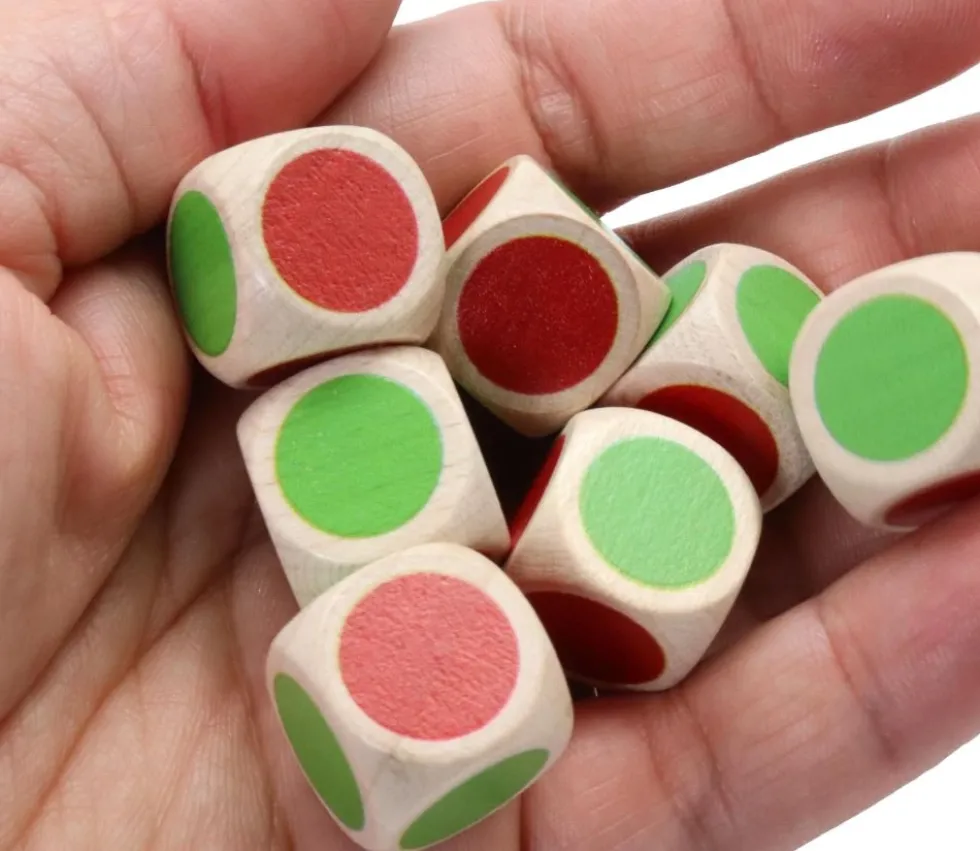 Dé en bois bicolore rouge et vert 16 mm