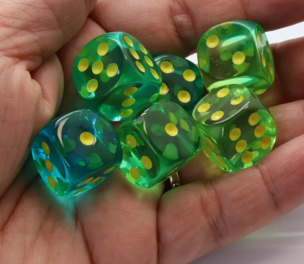 Dé à jouer translucide vert/bleu 16 mm