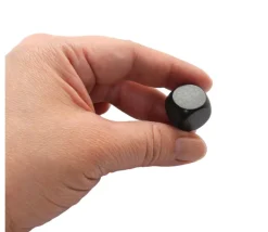 Dé neutre noir 16 mm en bois hêtre sans marquage à l'unité