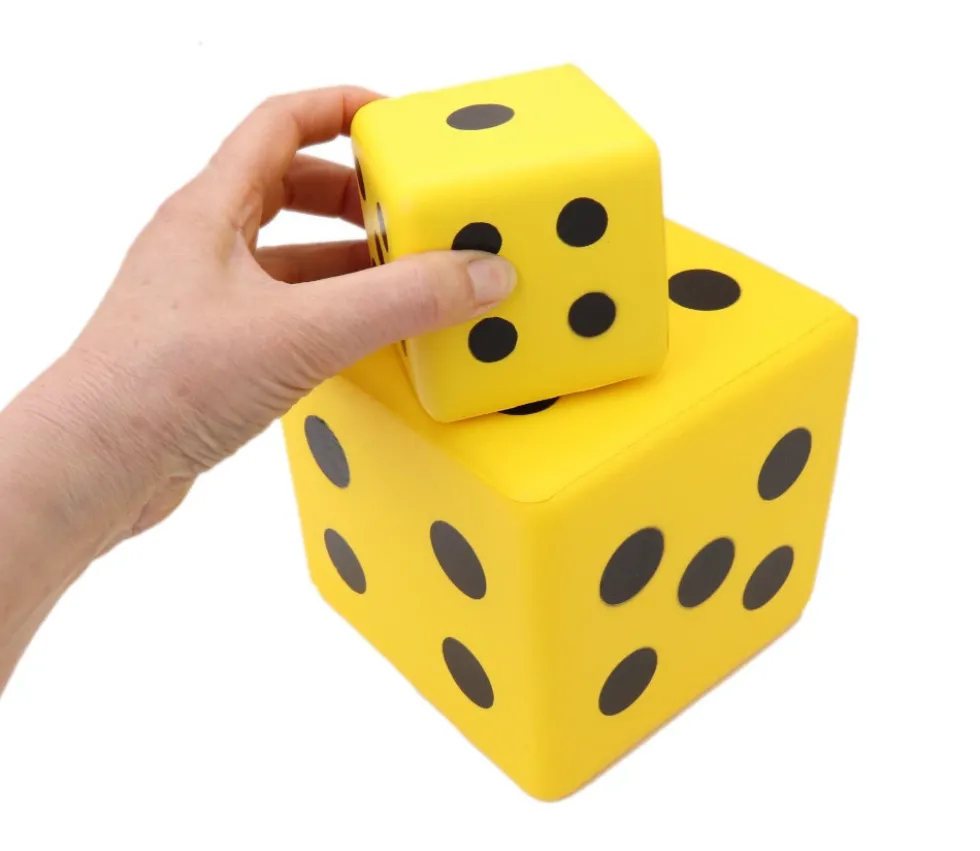 2 dés géants 7.5 cm et 15 cm mousse dense jaune
