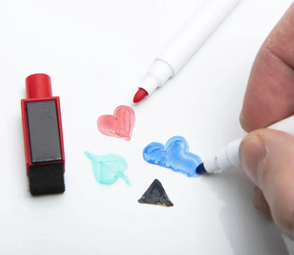 4 Feutres effaçables avec brossette pour ardoise ou tableau blanc