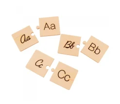 Jeu puzzle des lettres cursives et scriptes en bois