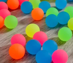 85 mini balles neon rebondissantes Ø 2.5 cm caoutchouc souple