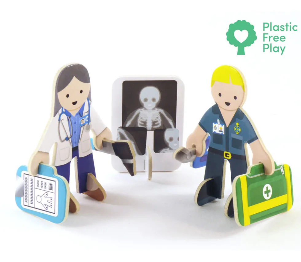4 personnages en bois : docteurs et infirmiers. Thème médical à construire.