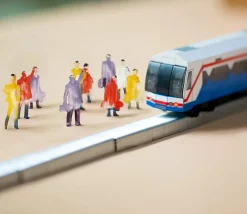120 personnages miniatures colorés en plastique