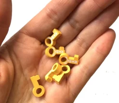 Pion clef jaune orange en bois 16 x 8 x 10 mm