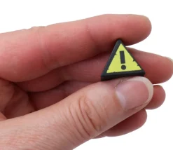 Pion en bois triangle danger 16 x 18 x 10 mm