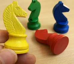 4 pions petits chevaux en bois pour jeu Dada