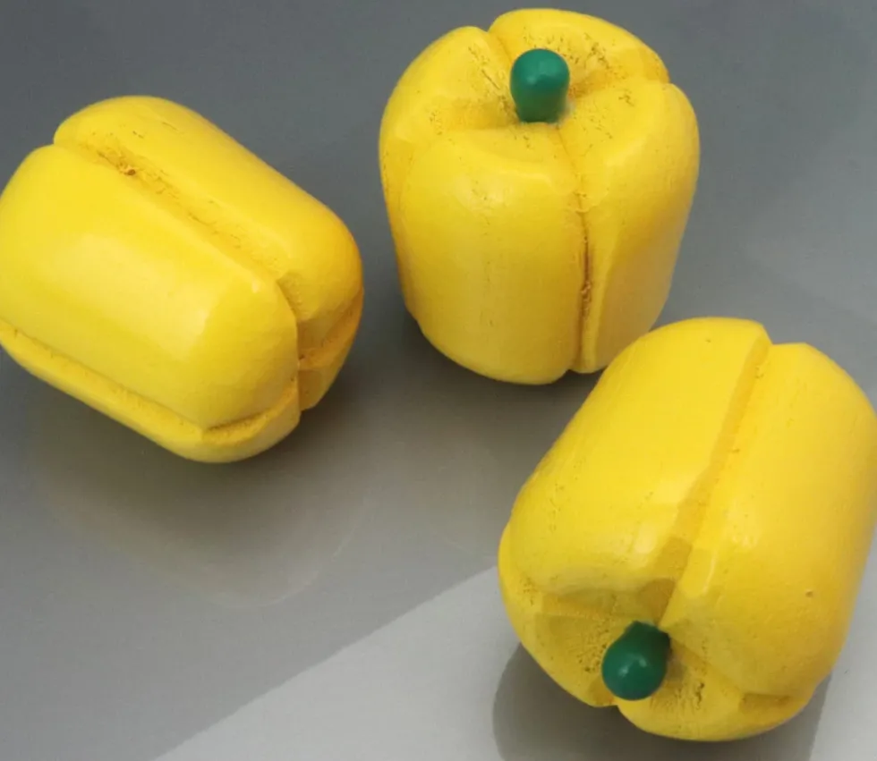 Poivron jaune en bois de 4.5 x 3.9 cm légume jouet