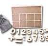 Tableau de calcul avec chiffres et signes en bois