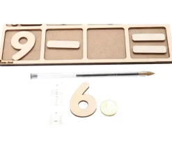 Tableau de calcul avec chiffres et signes en bois