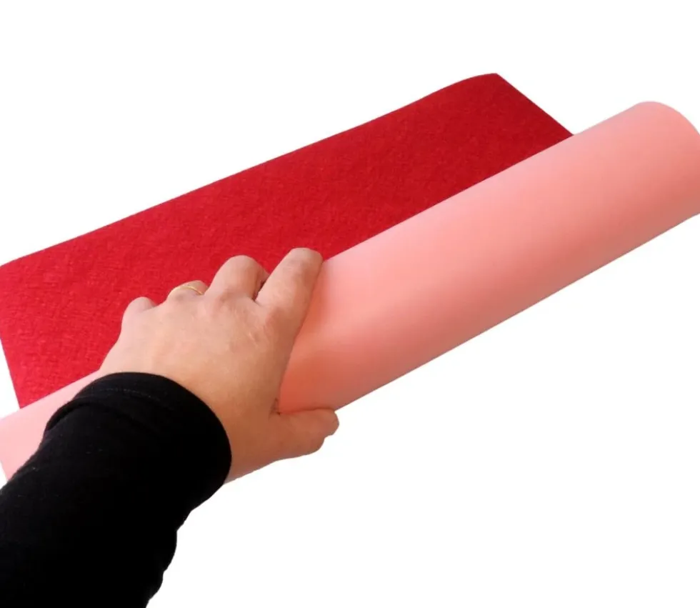 Tapis de cartes rouge 40 x 60 cm feutrine dos latex