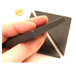 Triangle rectangle isocèle noir 96 x 66 x 8 mm en bois