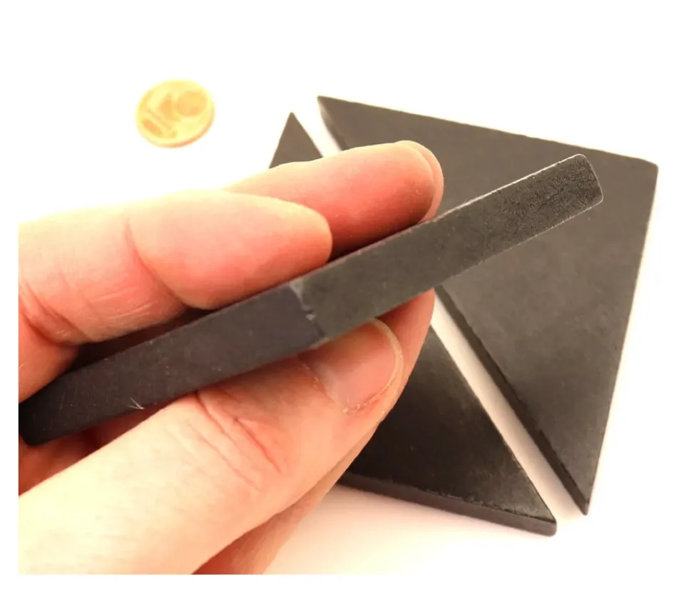 Triangle rectangle isocèle noir 96 x 66 x 8 mm en bois