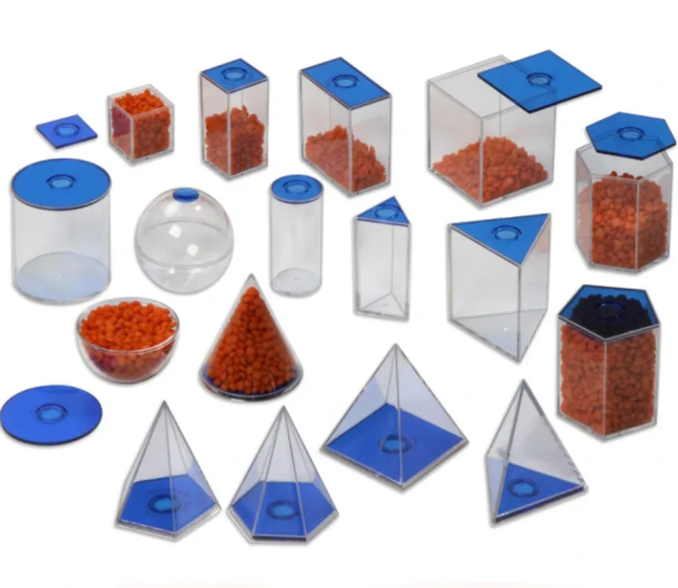 17 volumes géométriques plastique translucide 5.6 cm - Solides à remplir